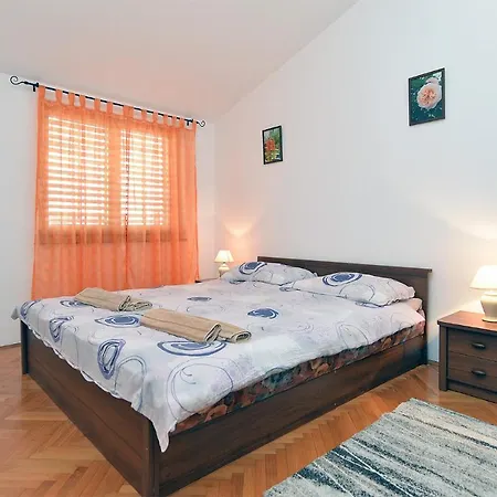 Klaudija 1629 Póla